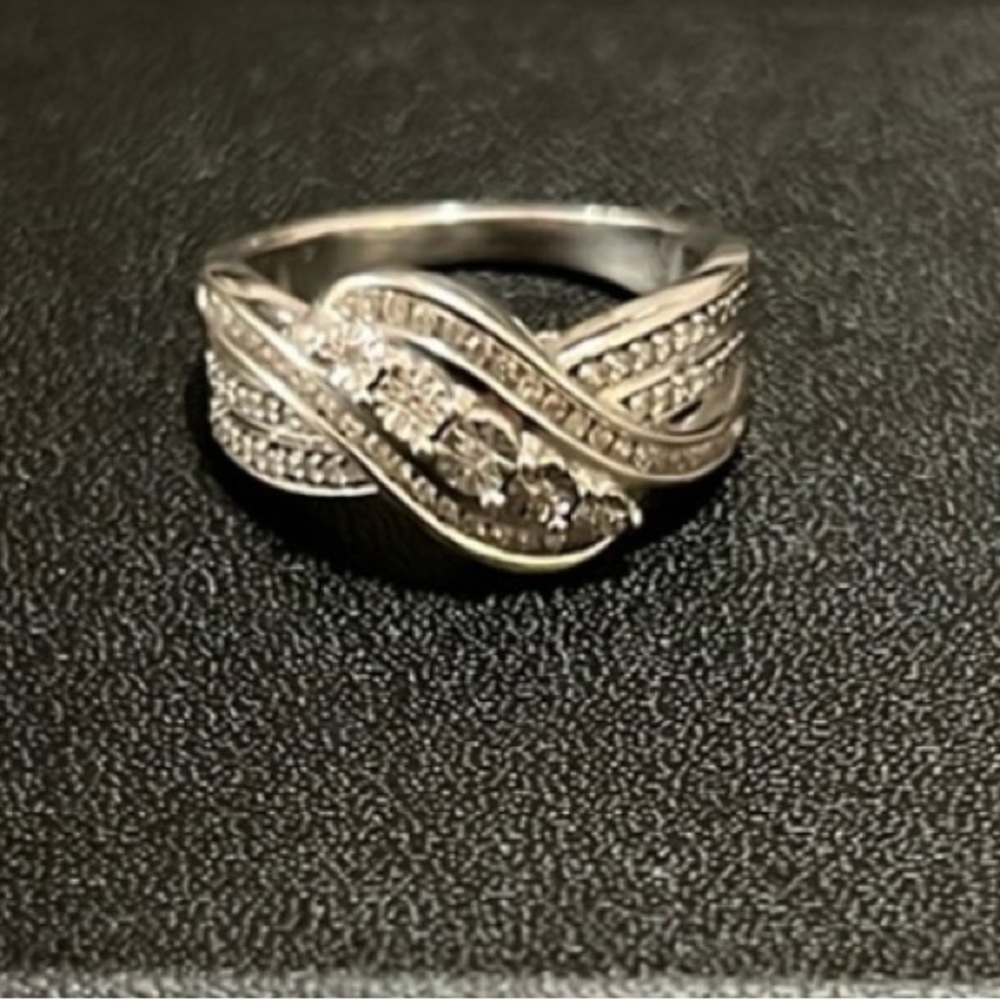 925 Sterling silver ring 💍 with genuine speck diamonds